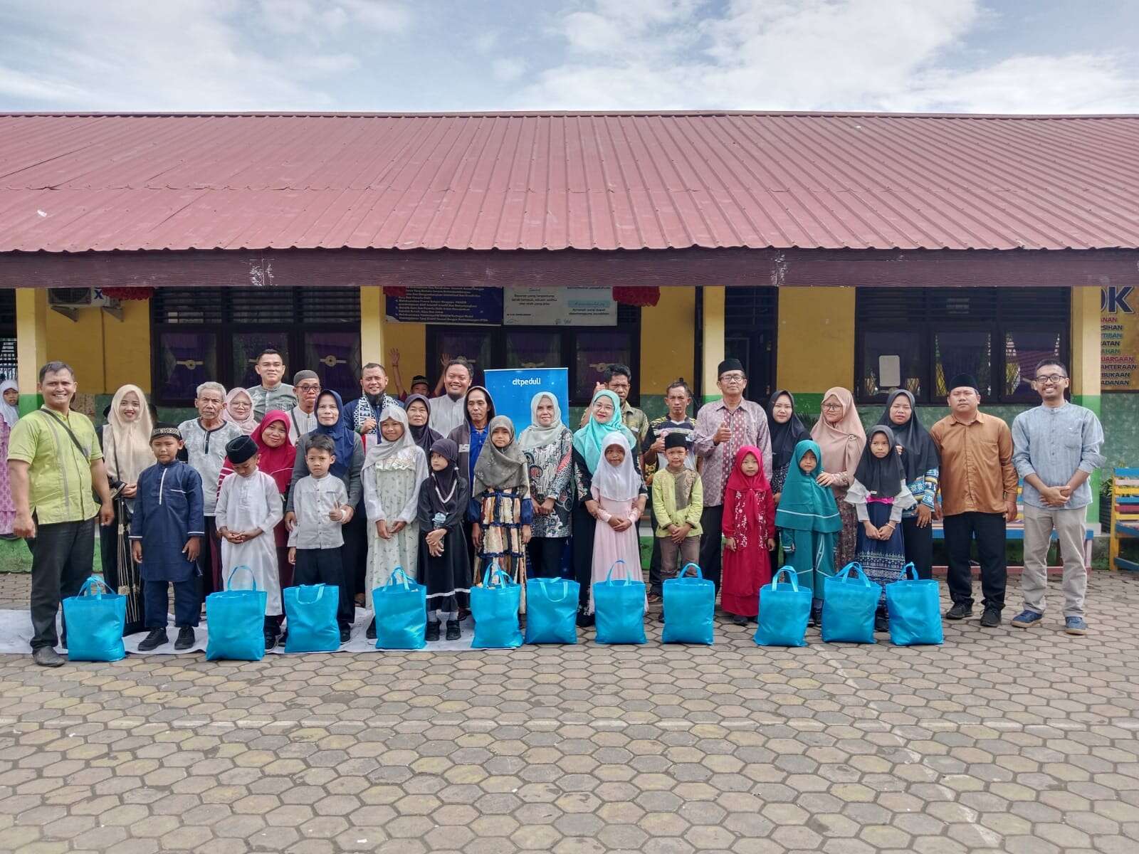 Penyerahan Bantuan Sembako dari DT Peduli